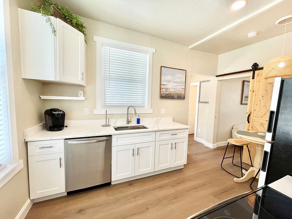 Large Move-in-ready kitchen, stainless steel appliances, and quartz countertops