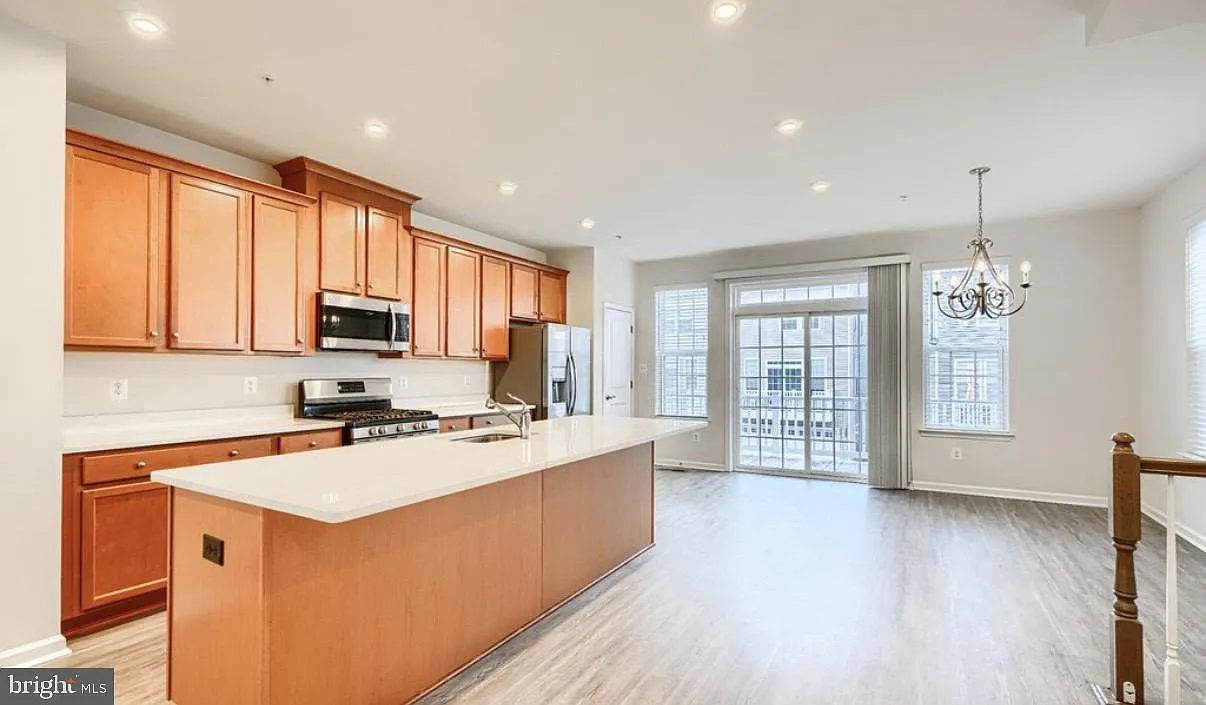 3 bed, 2.5 bath, 2400 sqft, $3,100 — Photo 4