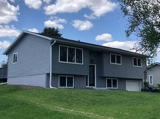 2708 N 11th St, Clinton, IA 52732