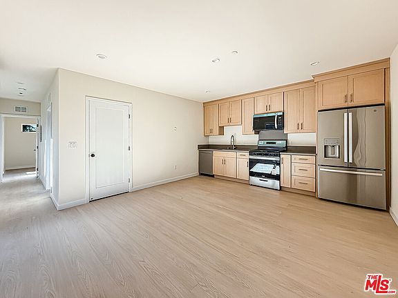 3rd image of 2619 Veteran Ave