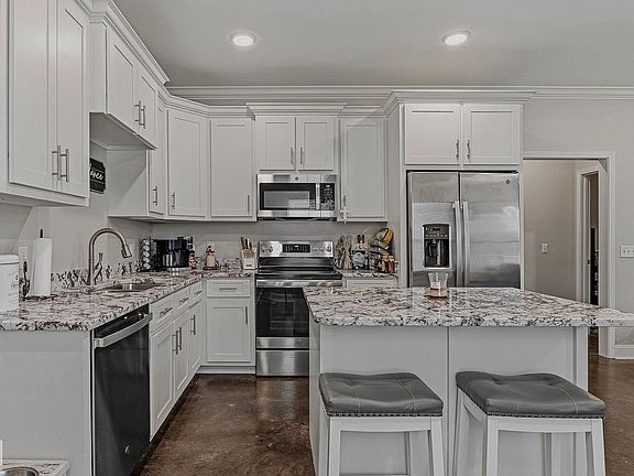 5th image of 324 Dixon St