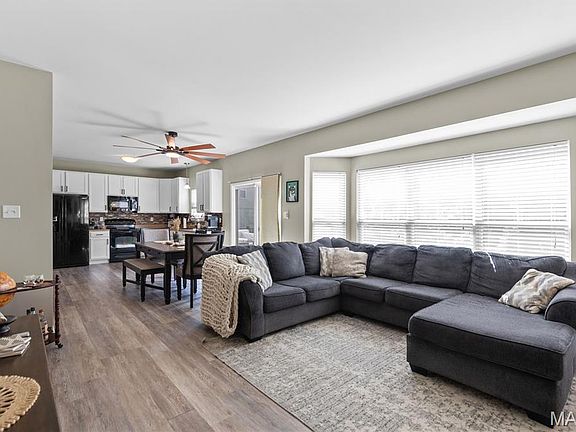 4th image of 465 Fall River Ln