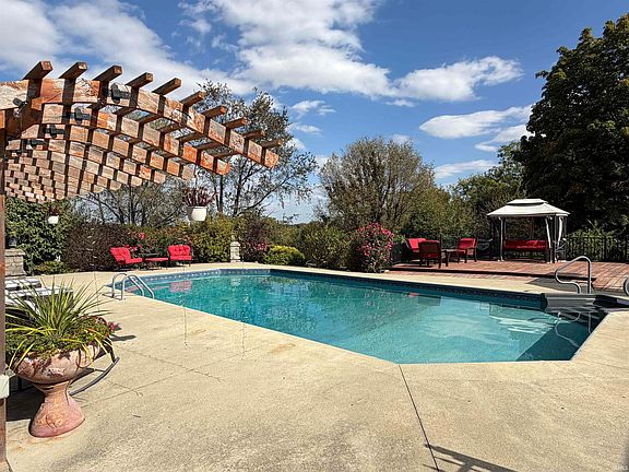 5th image of 1056 N Vista Dr