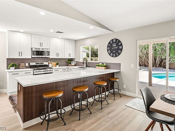 2nd image of 2020 Canterbury Dr
