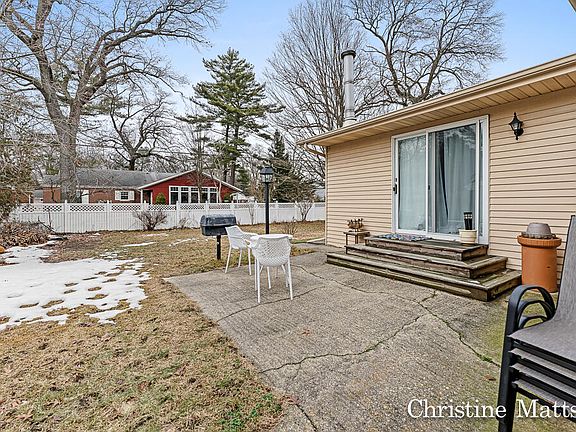 4th image of 1960 Belmont Dr