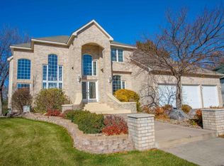8731 Stratford Xing, Minneapolis, MN 55443