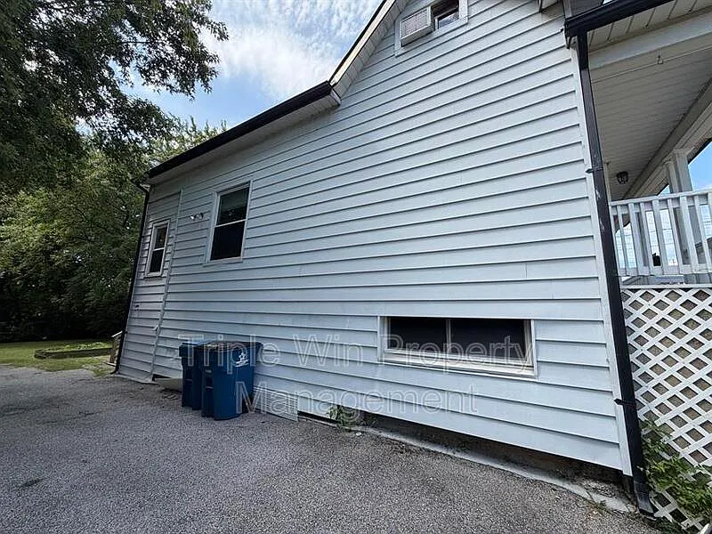 2 bed, 1.0 bath, 1036 sqft, $1,695 — Photo 3