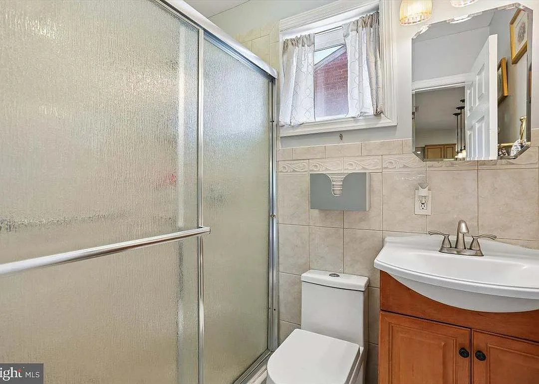 7 bed, 2396 sqft, $1,100 — Photo 3