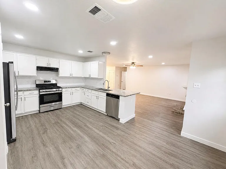 1900 Woodland Dr — Photo 17