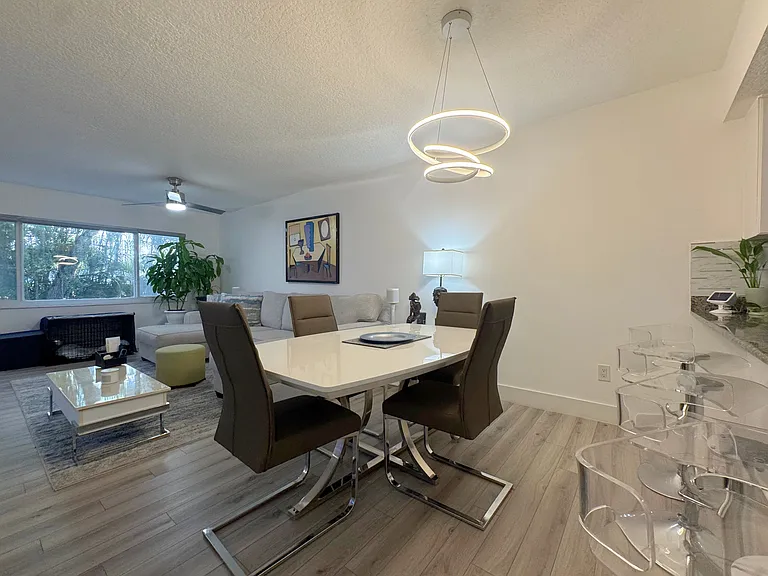 454 SW 5th Ave — Photo 3