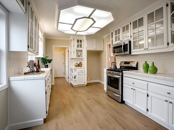 4th image of 1122 Sherwood Ave