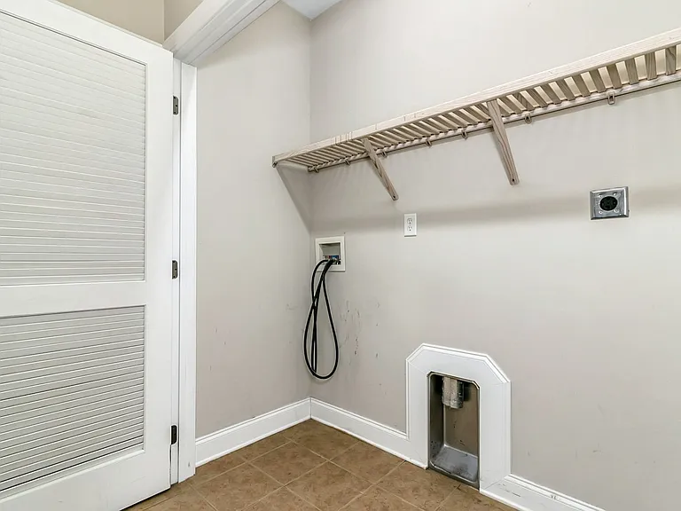 857 W Pointe Dr — Photo 23