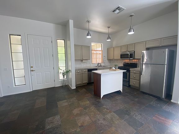 Neutral fully equipped kitchen