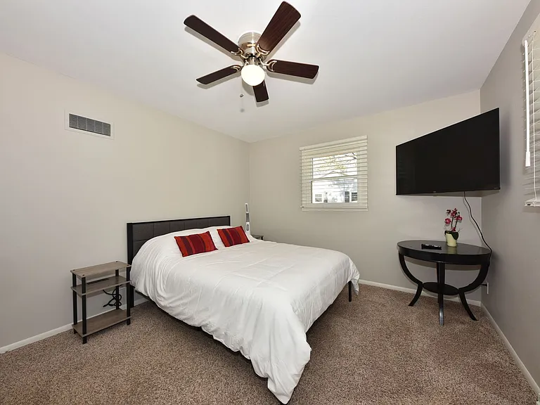 1538 W Liebau Rd — Photo 33