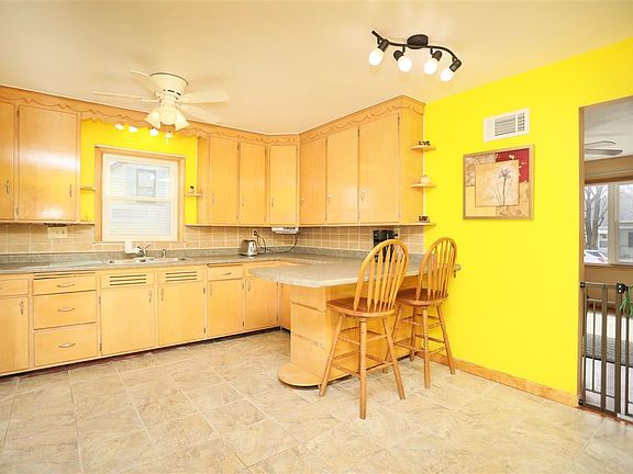 5th image of 202 S Clark St
