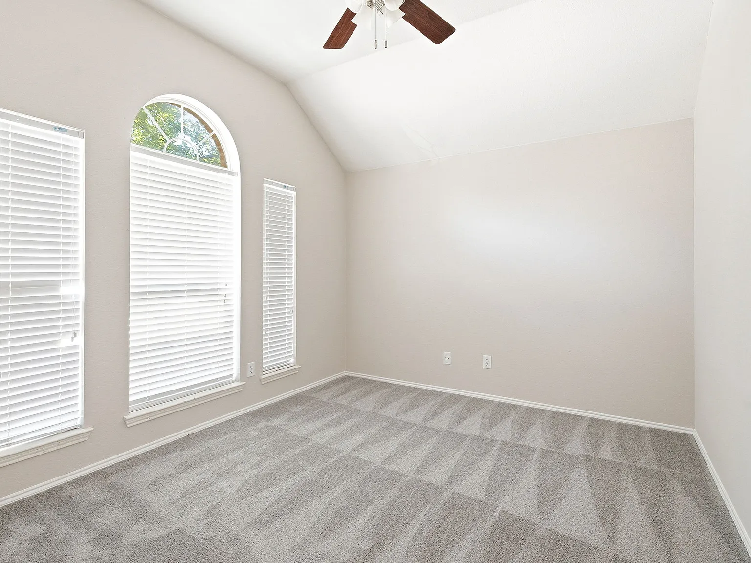 3 bed, 2062 sqft, $1,995 — Photo 4