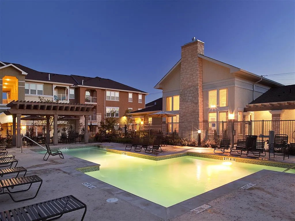 Encino Pointe — Photo 3