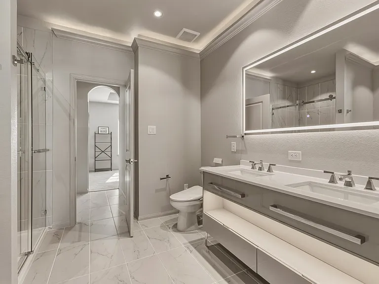 Shared Primary Ensuite with Dual Sinks (Plan 2191)