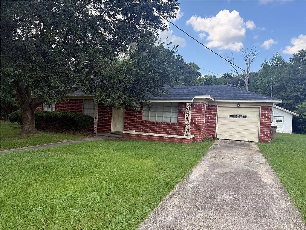 3 bed, 1.0 bath, 1144 sqft, $1,250 — Photo 2