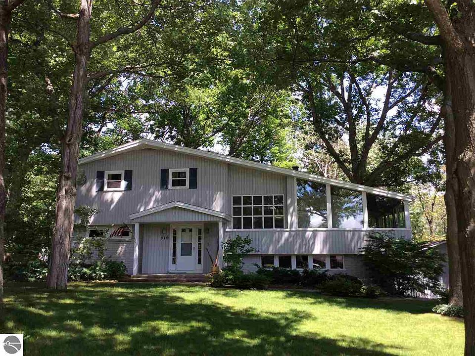 1st image of 910 Huron Hills Dr