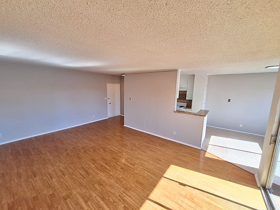 4th image of 13955 Oxnard St #202