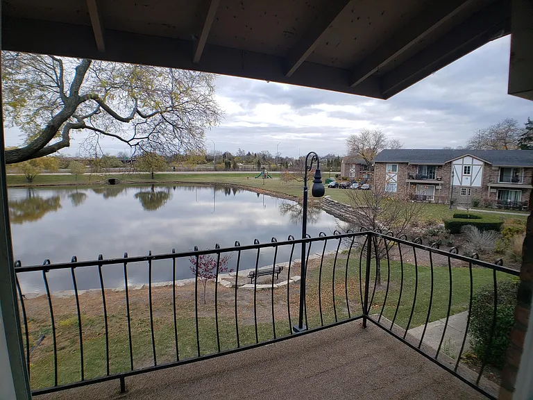 9S201 Lake Dr #20-203 — Photo 10