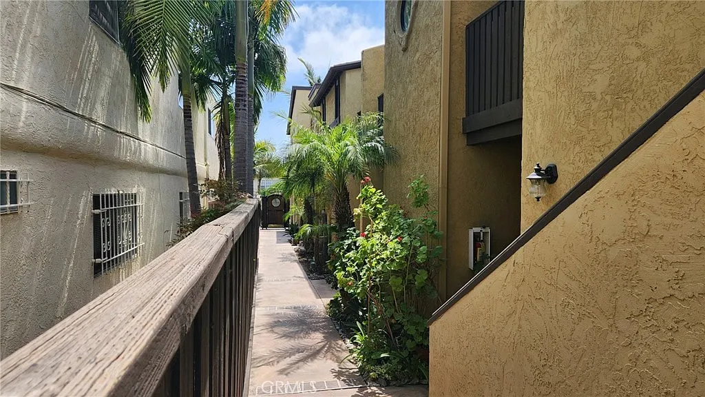 2 bed, 837 sqft, $3,300 — Photo 3