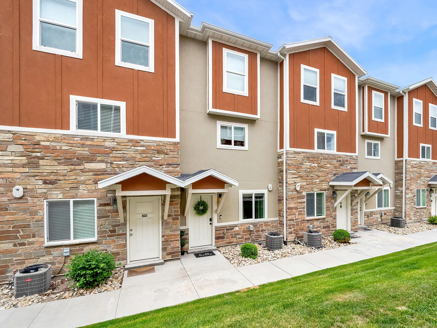 3 bed, 2.5 bath, 1732 sqft, $2,200 — Photo 1