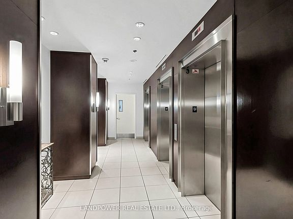 4th image of 36 Lee Centre Dr #1801