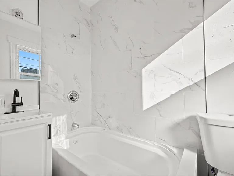 2336 Barnum Ave — Photo 4