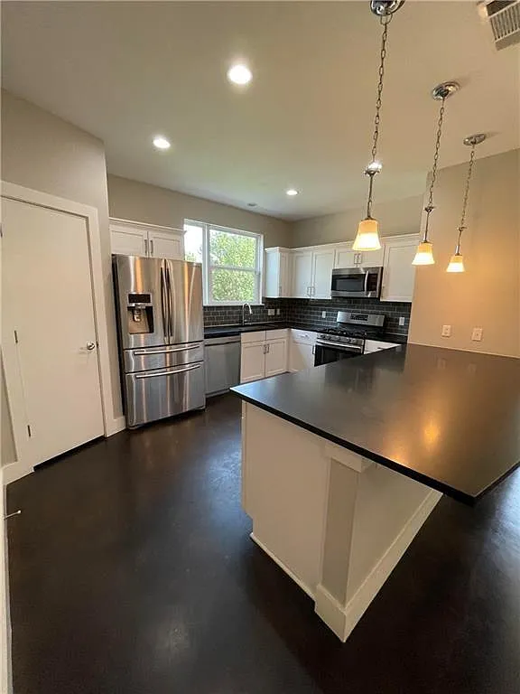 5 bed, 4.0 bath, 2258 sqft, $4,750 — Photo 4