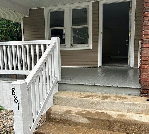 3rd image of 881 Ruth Pl NE