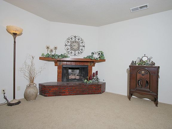 Large familyroom with corner fireplace