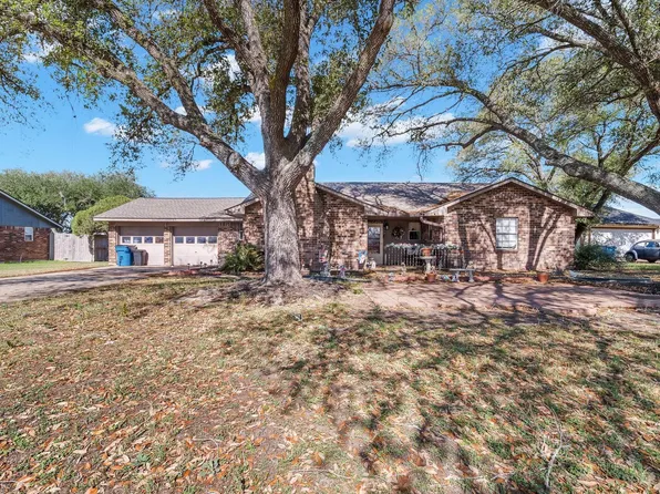 672 Bending Oaks Dr, Bellville, TX 77418