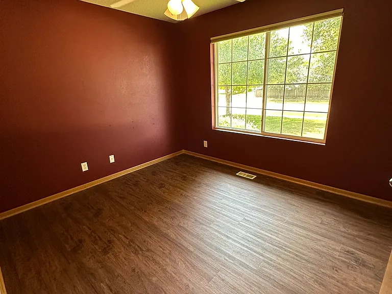 585 SE Crabapple Dr — Photo 10