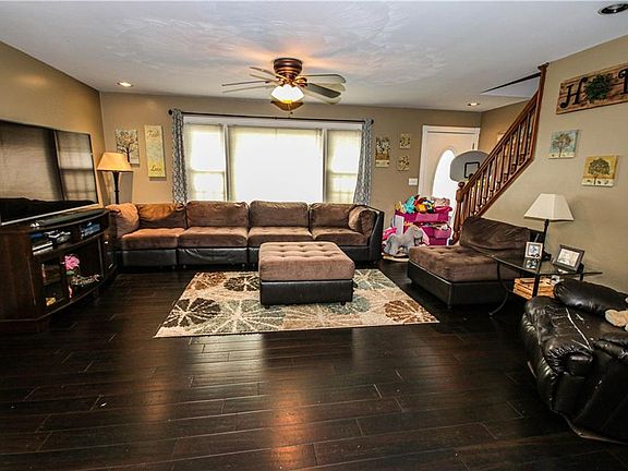 3rd image of 40 Laurie Ln