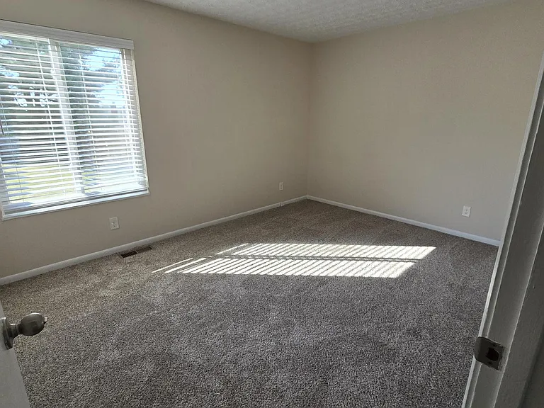 1548 Fieldview Cir — Photo 2