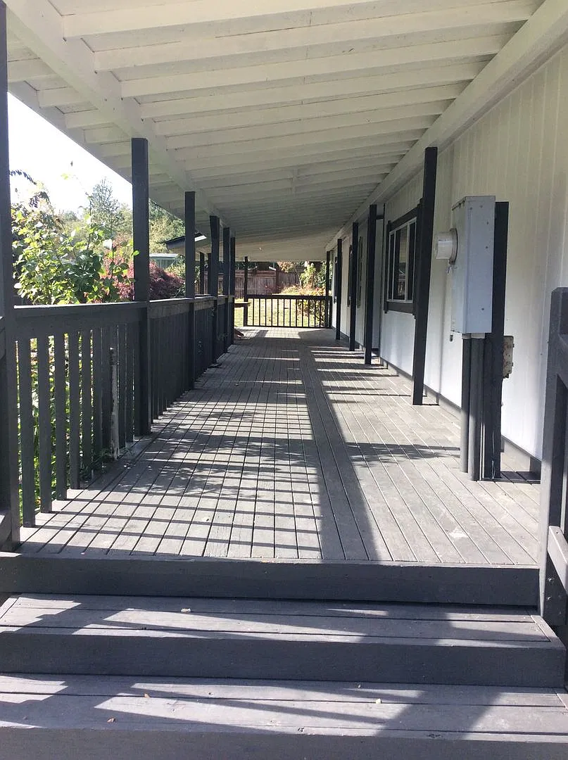 Spacious Manufactured Home on Acreage in Tacoma! — Photo 4