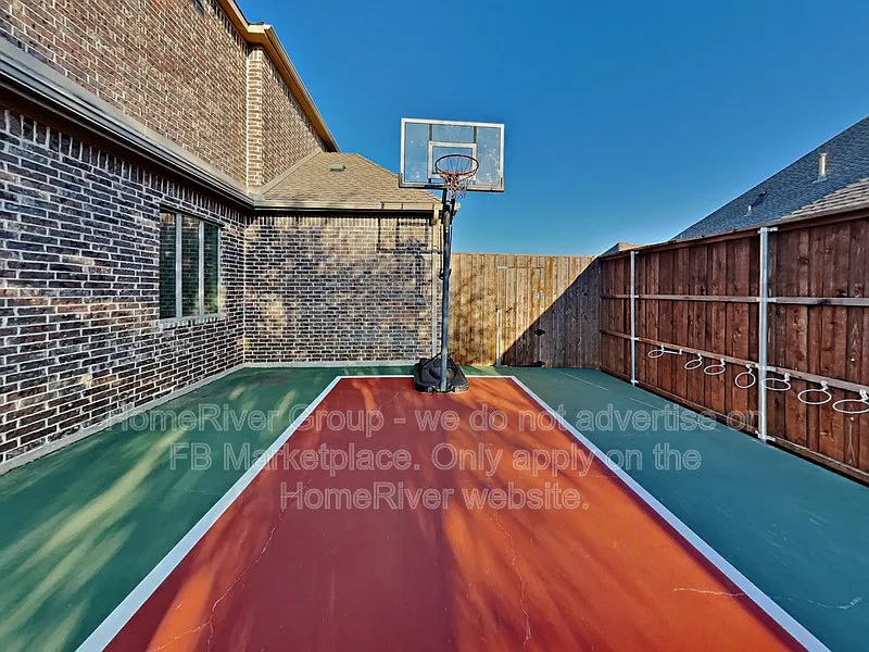 5 bed, 4.0 bath, 4654 sqft, $6,500 — Photo 2