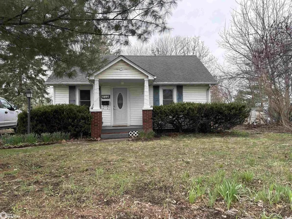 910 N 10th St, Fairfield, IA 52556