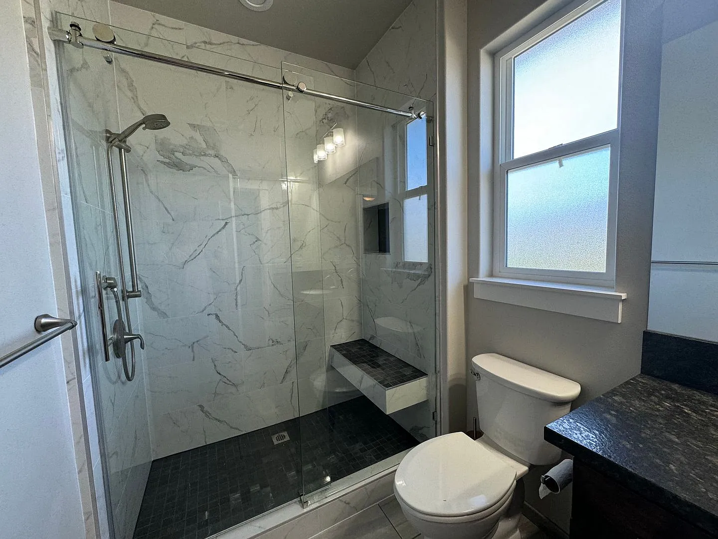 Rooms for rent in wonderful North Roseburg Home with views in Winchester — Photo 4