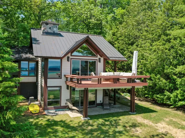 8880 W Higgins Lake Dr, Roscommon, MI 48653