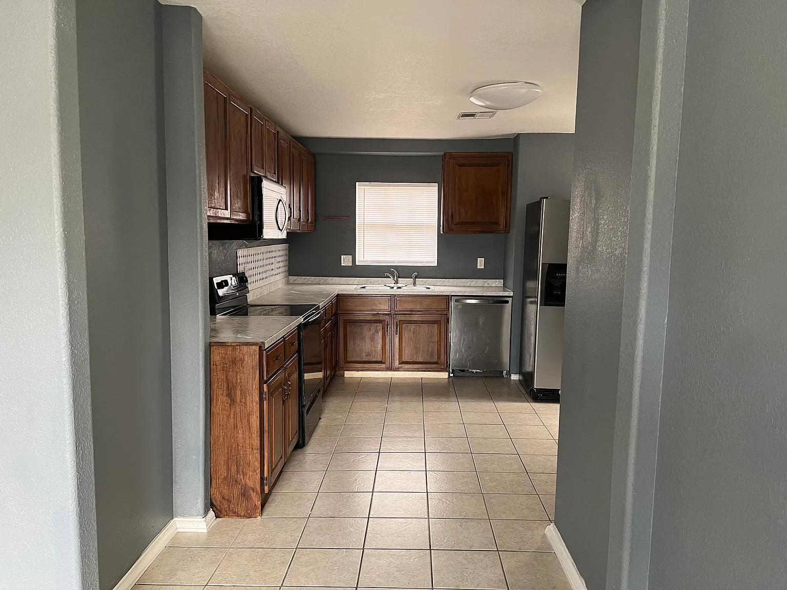 3 bed, 1100 sqft, $1,200 — Photo 4