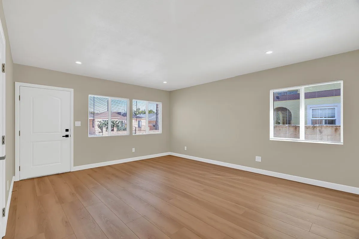 2 bed, 1.0 bath, 800 sqft, $2,700 — Photo 2