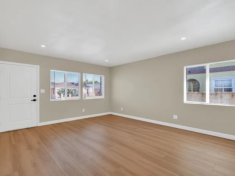 2512 E Adams St — Photo 2