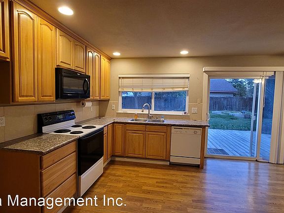 5th image of 8970 Park Trail Dr