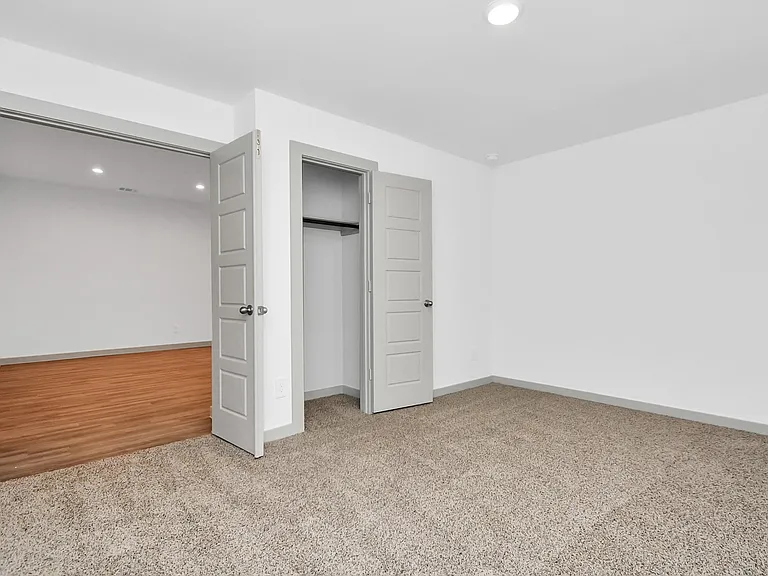 1114 Hughes Crossing Dr — Photo 14