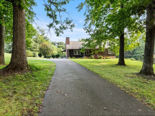 111 Rae Ln, Burns, TN 37029