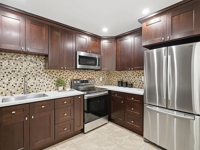 1031 Crestview Dr #305 — Photo 2
