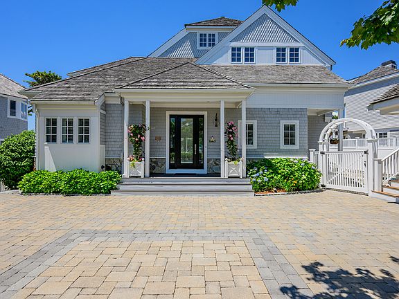 5th image of 129 Shore Drive W
